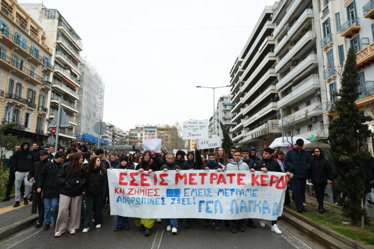 FAKE KAI ΟΧΛΟΣ