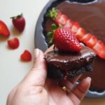 «Κολασμένη» τάρτα σοκολάτας με γέμιση φράουλας – Ό,τι καλύτερο για τον Άγιο Βαλεντίνο