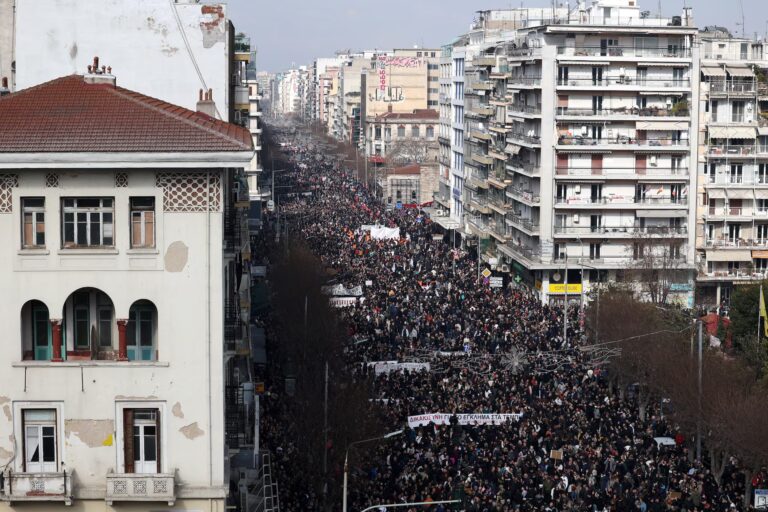 Reuters: Εκατοντάδες χιλιάδες διαδηλώνουν στην Ελλάδα για το σιδηροδρομικό δυστύχημα στα Τέμπη