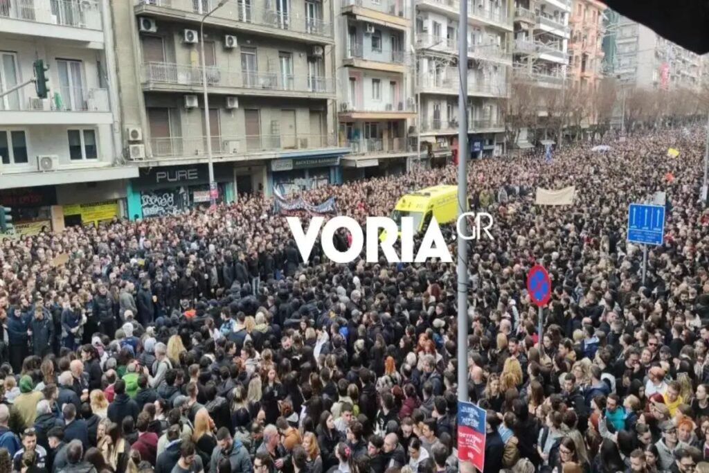 Θεσσαλονίκη: Χιλιάδες κόσμου ανοίγουν διάδρομο για να περάσει ασθενοφόρο [βίντεο]