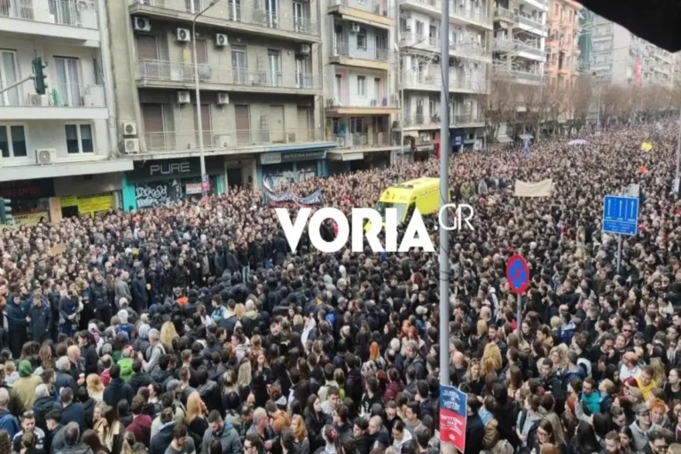 Θεσσαλονίκη: Χιλιάδες κόσμου ανοίγουν διάδρομο για να περάσει ασθενοφόρο [βίντεο]