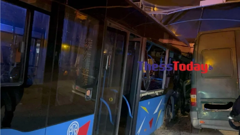 Tροχαίο στη Θεσσαλονίκη: Λεωφορείο του ΟΑΣΘ προσέκρουσε σε τοίχο και σε σταθμευμένο ΙΧ [εικόνες – βίντεο]