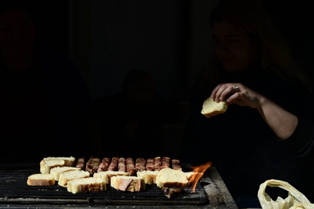 Τσικνοπέμπτη: Πτώση 10% σε σχέση με πέρσι – «Κερδίζει το ντελίβερι και η εστίαση» – Τι α