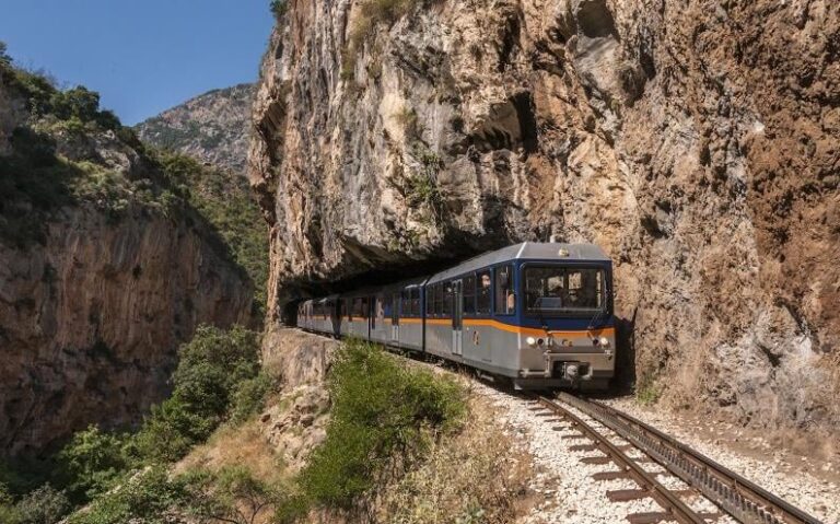 Αναστάτωση για μαθητές σε σχολική εκδρομή στα Καλάβρυτα – Το τρένο τους ακινητοποιήθηκε στο Οδοντωτό