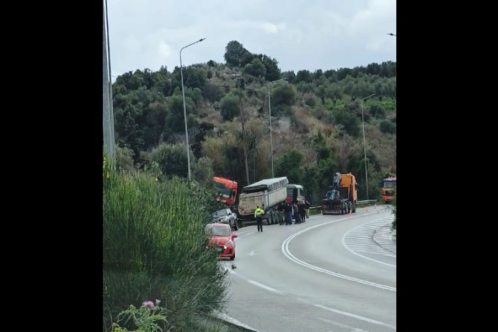 Κρήτη: Τροχαίο ατύχημα με νταλίκα που μπήκε στο αντίθετο ρεύμα [βίντεο]