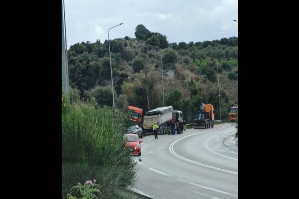 Κρήτη: Τροχαίο ατύχημα με νταλίκα που μπήκε στο αντίθετο ρεύμα [βίντεο]