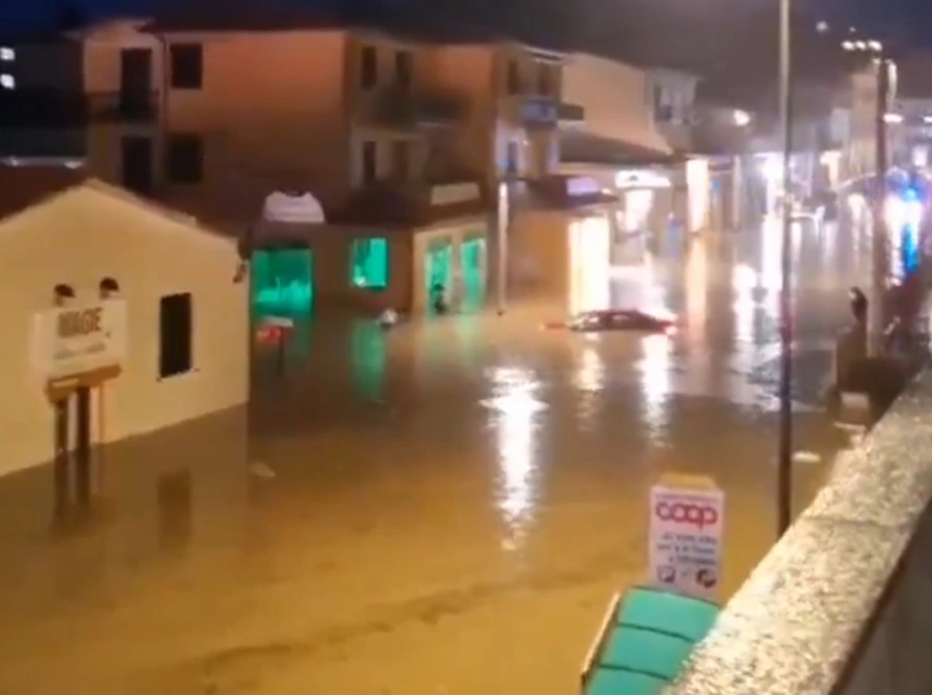 Ιταλία: Έντονη κακοκαιρία έπληξε το νησί Έλβα