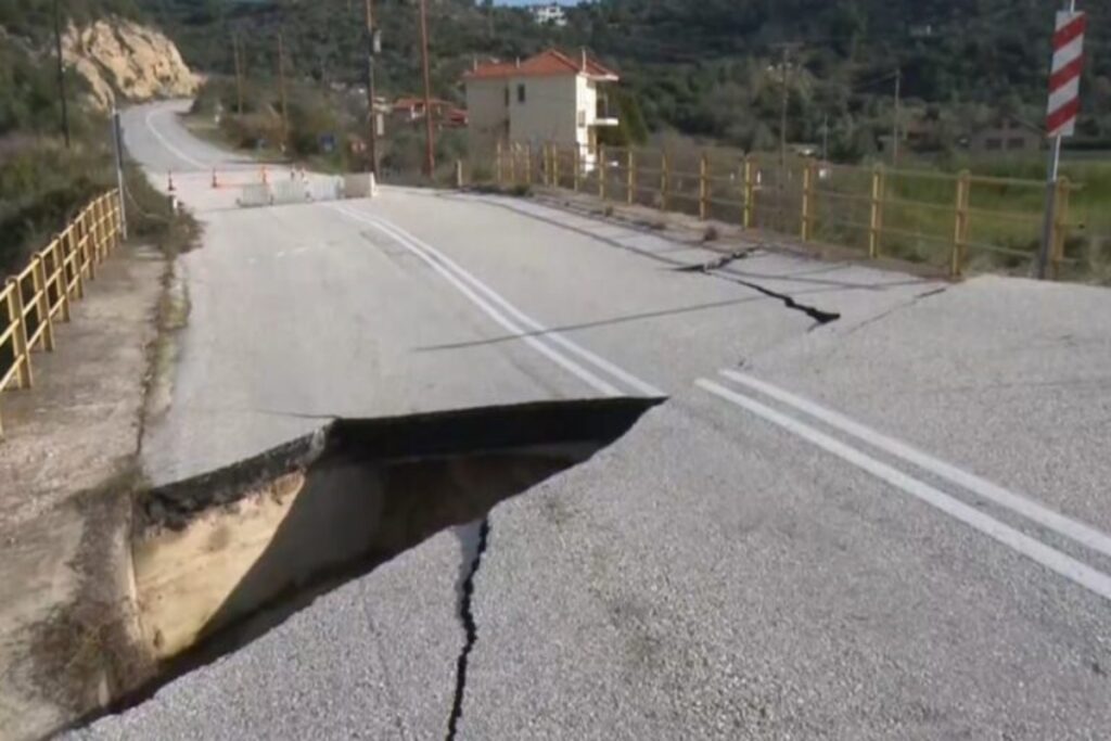 Χαλκιδική: Κομμένη στα δύο είναι Σιθωνία