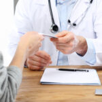 Αντιβιοτικά ακόμη και για το συνάχι – «Καμπανάκι» για την Ελλάδα