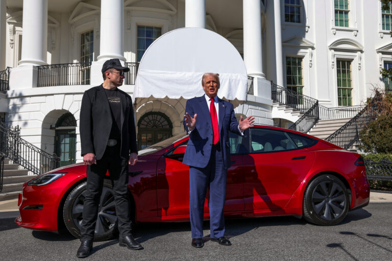 Ο Τραμπ αγόρασε Tesla από τον Μασκ και έκανε επίδειξη στο Λευκό Οίκο – Πήρε και ένα Cybertruck για την εγγονή του