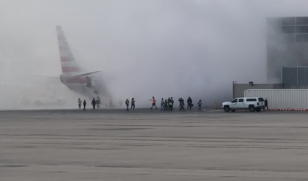 ΗΠΑ: Boeing της American Airlines παίρνει φωτιά μετά την προσγείωσή του – Εσπευσμένη απομάκρυνση επι
