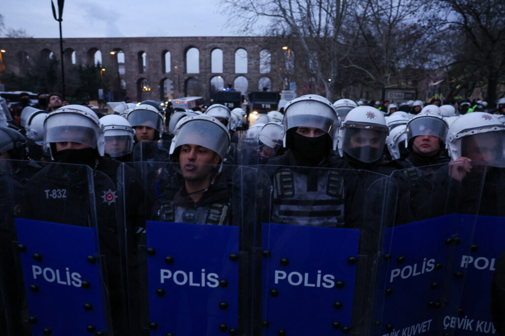 Κωνσταντινούπολη: Πλαστικές σφαίρες της αστυνομίας κατά των διαδηλωτών στην συγκέντρωση για τον Ιμάμ