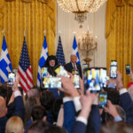 Ο Λευκός Οίκος ντύθηκε στα γαλανόλευκα – Το παρασκήνιο των εορτασμών της 25ης Μαρτίου