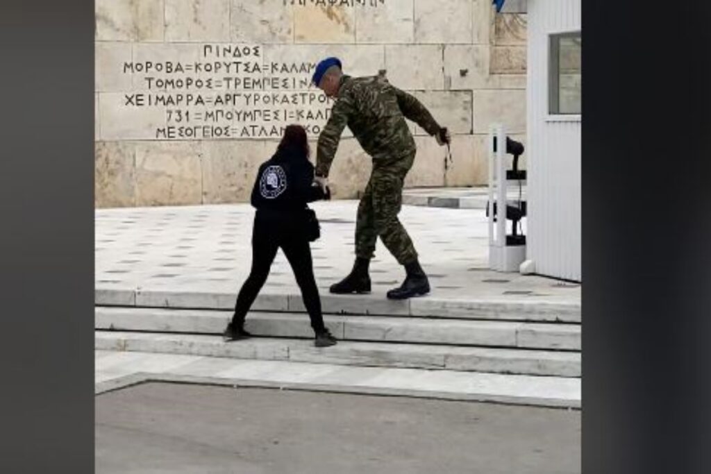 25η Μαρτίου: Υπάλληλος της Βουλής προσπαθούσε να γράψει υβριστικά συνθήματα στο Μνημείο του Άγνωστου