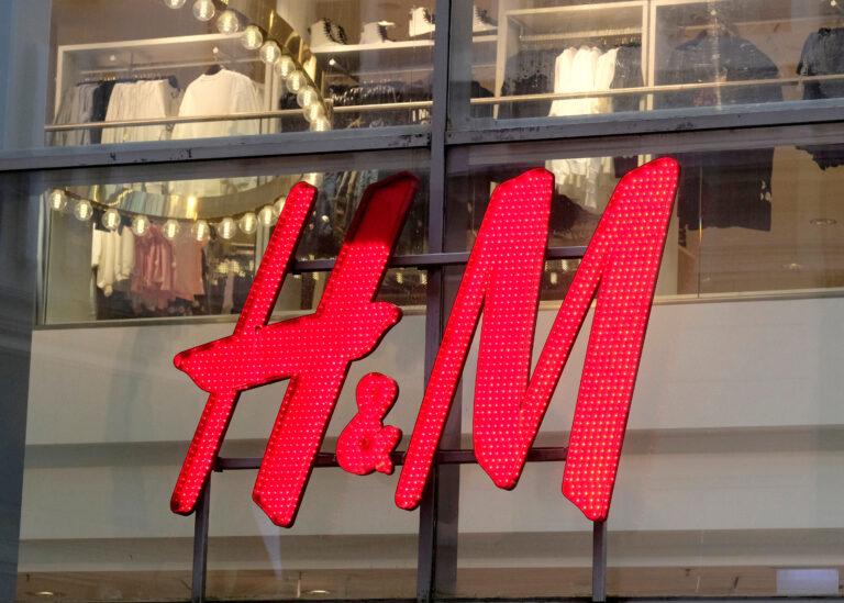 H&M: Τέλος τα «ζωντανά» μοντέλα – Θα χρησιμοποιεί ψηφιακούς κλώνους σε διαφημίσεις και μέσα κοινωνικής δικτύωσης