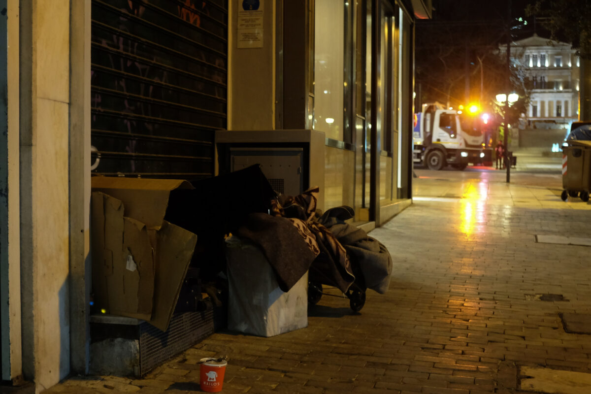 Θρίλερ στην Ομόνοια με νεκρό άστεγο έξω από εστιατόριο - Εργαζόμενοι τον μετέφεραν για να αποπροσανατολίσουν τις Αρχές