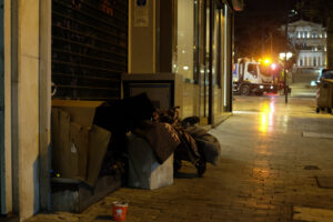 Θρίλερ στην Ομόνοια με νεκρό άστεγο έξω από εστιατόριο - Εργαζόμενοι τον μετέφεραν για να αποπροσανατολίσουν τις Αρχές