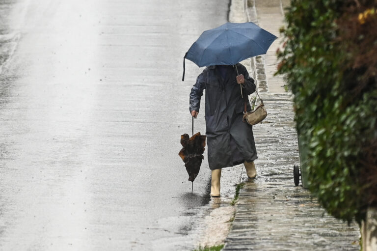 Καιρός: Ανατροπή με βροχές και καταιγίδες – Πόσο θα διαρκέσει η αστάθεια – Πού θα χιονίσει