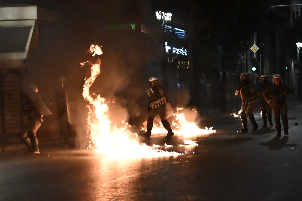 Επεισόδια στο Σύνταγμα: 31 προσαγωγές εκ των οποίων οι 14 μετατράπηκαν σε συλλήψεις