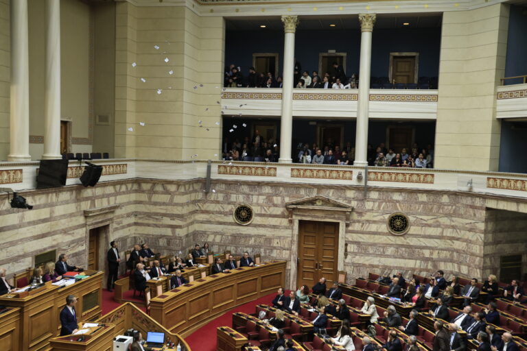 Διαδηλωτές μπήκαν μέσα στη Βουλή και διέκοψαν την ομιλία Μητσοτάκη