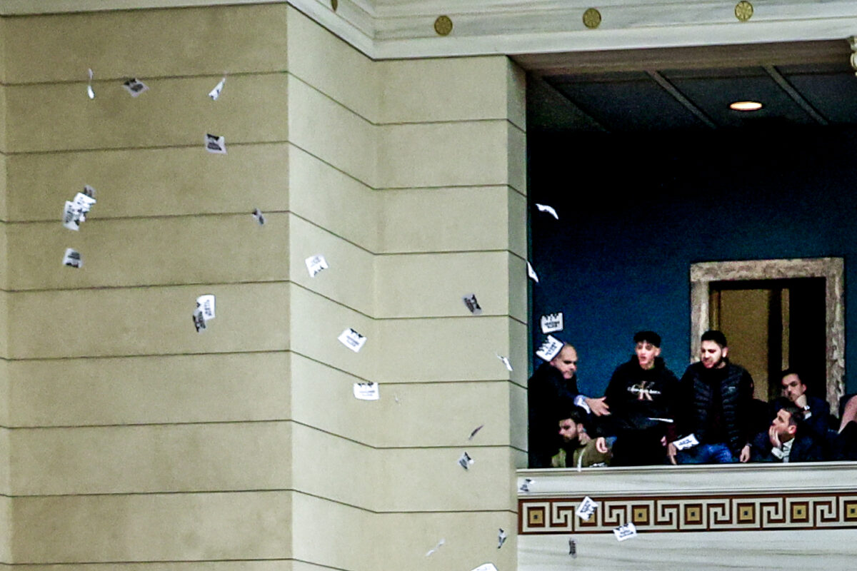 Βουλή: Μέλη της νεολαίας της Νέας Αριστεράς πέταξαν τα τρικακια