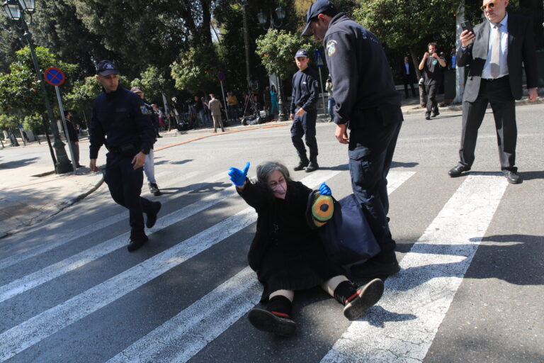 «Σόου» της Ελένης Λουκά στο Προεδρικό Μέγαρο – Ξάπλωσε στον δρόμο