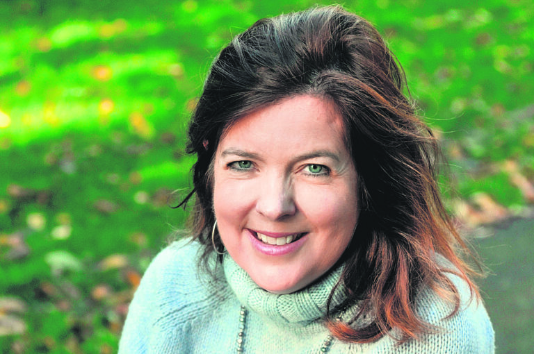 Clare Pooley στον ΕΤ: «Μισώ τον τρόπο που περιορίζουμε τους ηλικιωμένους»