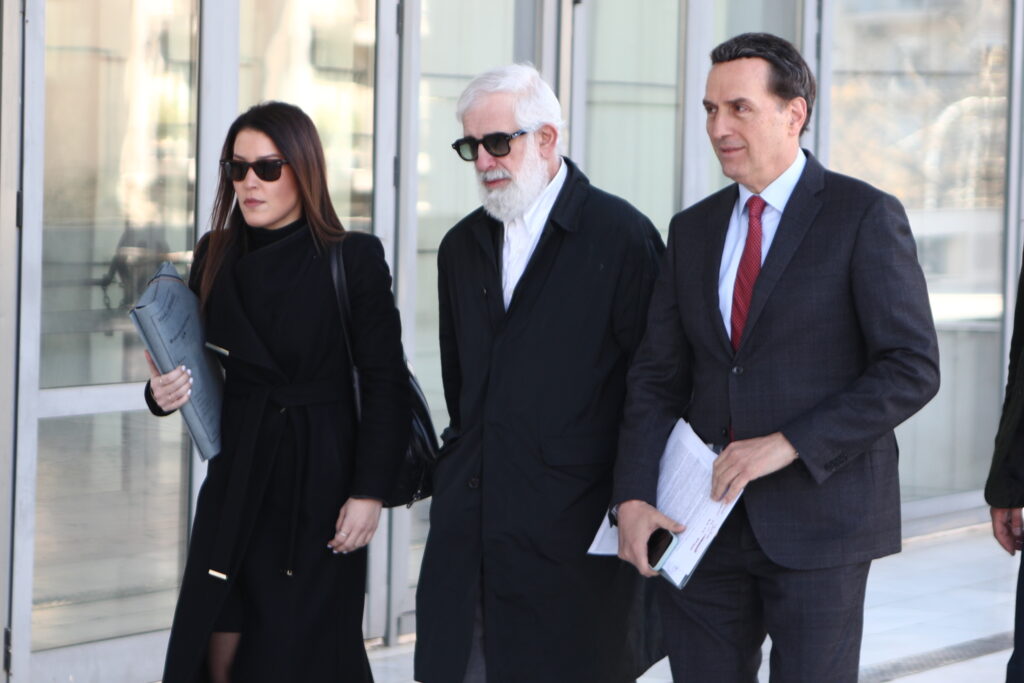 Χαμός στη δίκη Φιλιππίδη: Βαριές κουβέντες ανάμεσα στον κατηγορούμενο και τον Σπύρο Μπιμπίλα –