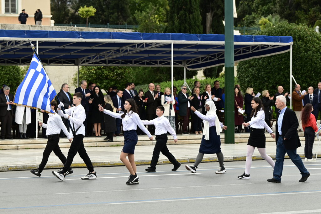 Ολοκληρώθηκε η μεγάλη μαθητική παρέλαση της Αθήνας – Ποιοι ήταν οι παρευρισκόμενοι; [εικόνες]