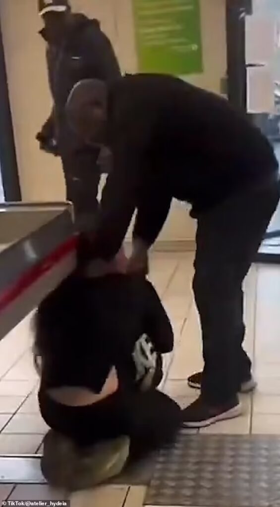 Σοκαριστικό βίντεο: Φύλακας σούπερ μάρκετ χτυπά βάναυσα νεαρή γυναίκα αφού την κατηγόρησε για κλοπή