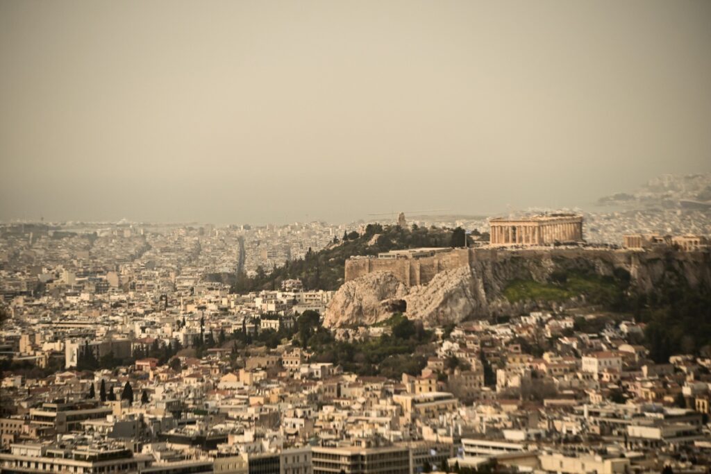 Αφρικανική σκόνη: 13+1 tips για να προστατεύσεις σπίτι, μπαλκόνι και αυτοκίνητο