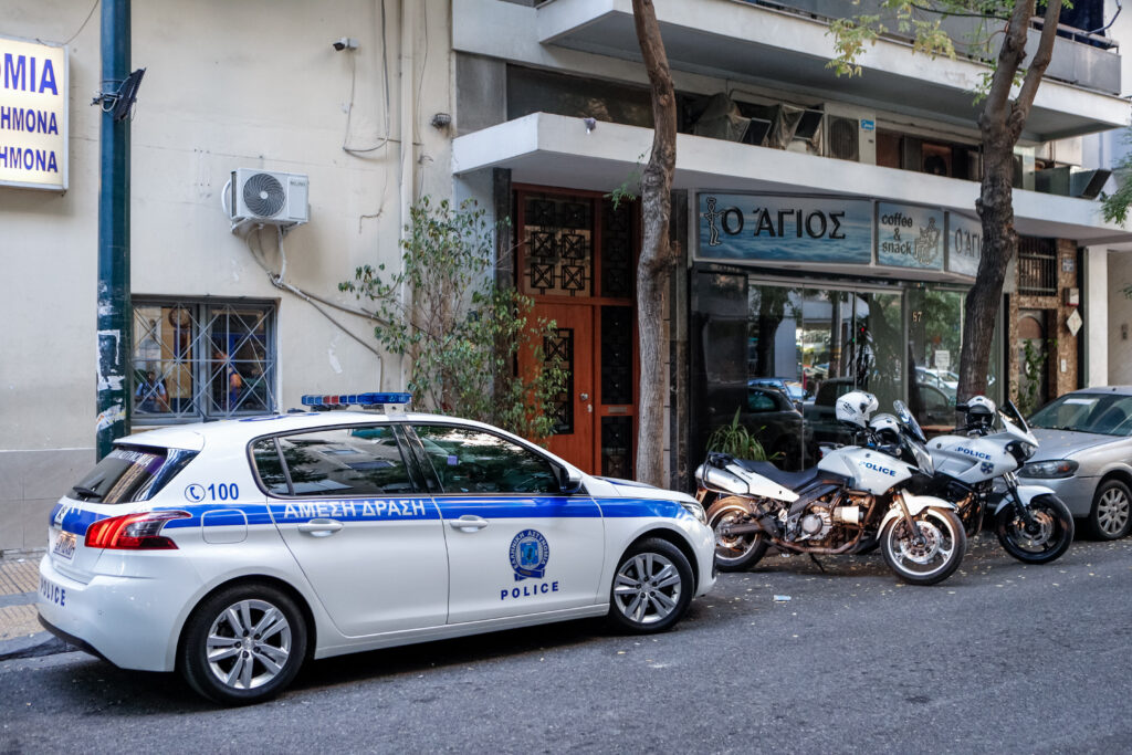 Άγιος Παντελεήμονας: Αιγύπτιος με χατζάρα απειλούσε να σφάξει αστυνομικούς – «Στην πλατεία κάν