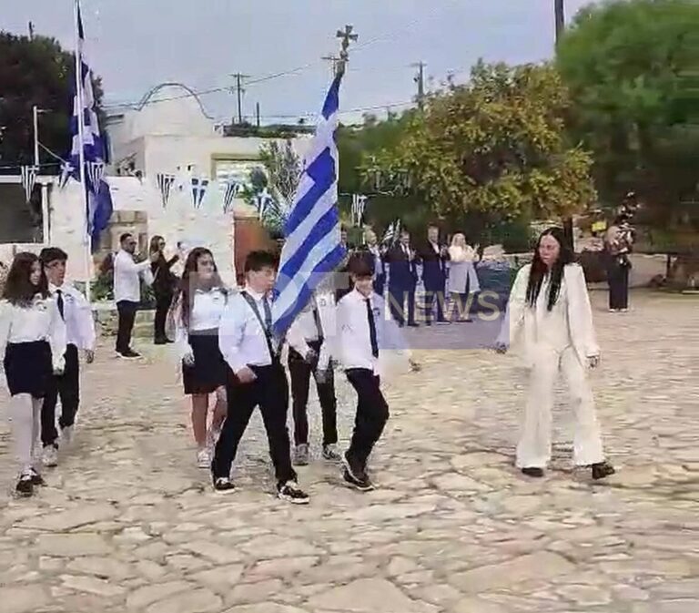 25η Μαρτίου – Αρκιοί: Μαθητές από Βούλα και Λάρισα συνόδευσαν τον μοναδικό μαθητή στην τελευταία παρέλαση