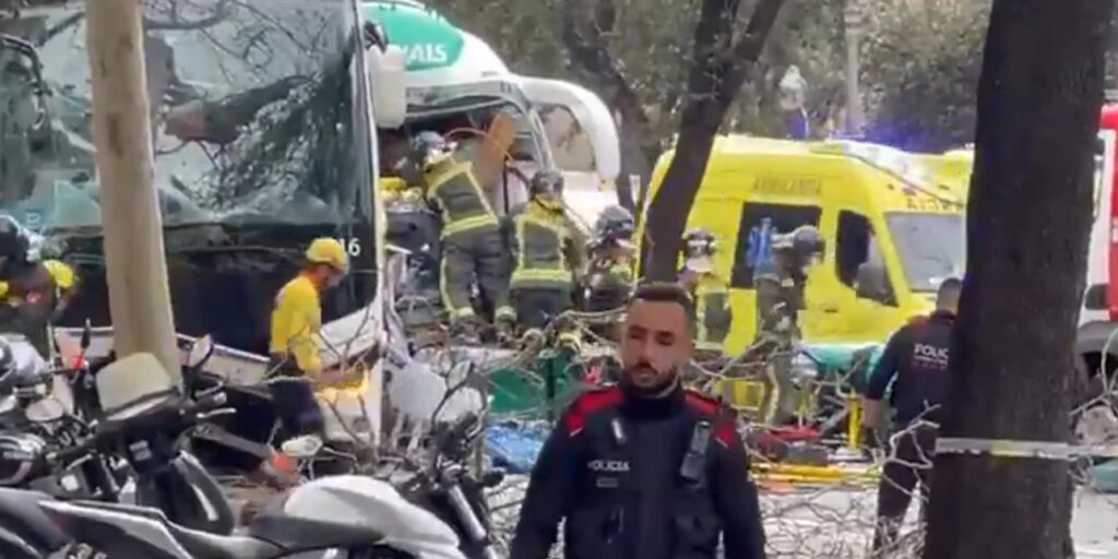 Ισπανία: Σύγκρουση λεωφορείων στη Βαρκελώνη – Πάνω από 50 τραυματίες [βίντεο]