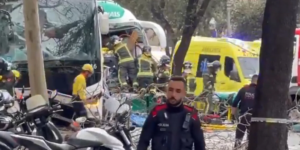 Ισπανία: Σύγκρουση λεωφορείων στη Βαρκελώνη – Πάνω από 50 τραυματίες [βίντεο]