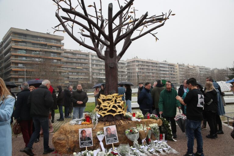 Θεσσαλονίκη: Αυτό είναι το Δέντρο της Μνήμης για τα 57 θύματα των Τεμπών [εικόνες]