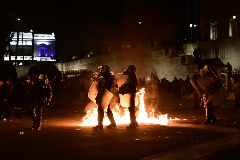 Επεισόδια στο Σύνταγμα και στη Θεσσαλονίκη μεταξύ κουκουλοφόρων και ΜΑΤ [βίντεο]