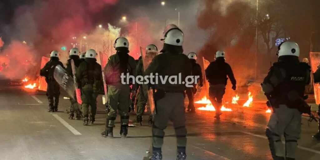 Επεισόδια και στη Θεσσαλονίκη μετά την πορεία για τα Τέμπη [βίντεο]