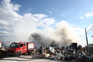 Φωτιά σε υπαίθριο χώρο στον Ταύρο: Ήχησε 112 για τον πυκνό καπνό – Φωτογραφίες και βίντεο