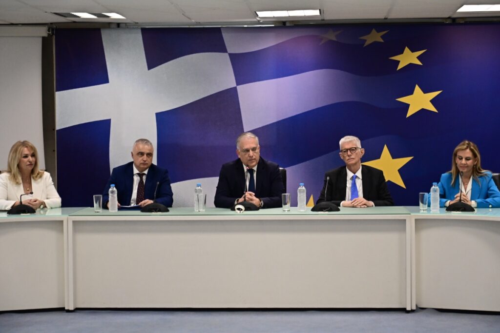 Υπουργείο Ανάπτυξης: Τελετή παράδοσης/παραλαβής – Το μήνυμα Θεοδωρικάκου [βίντεο]