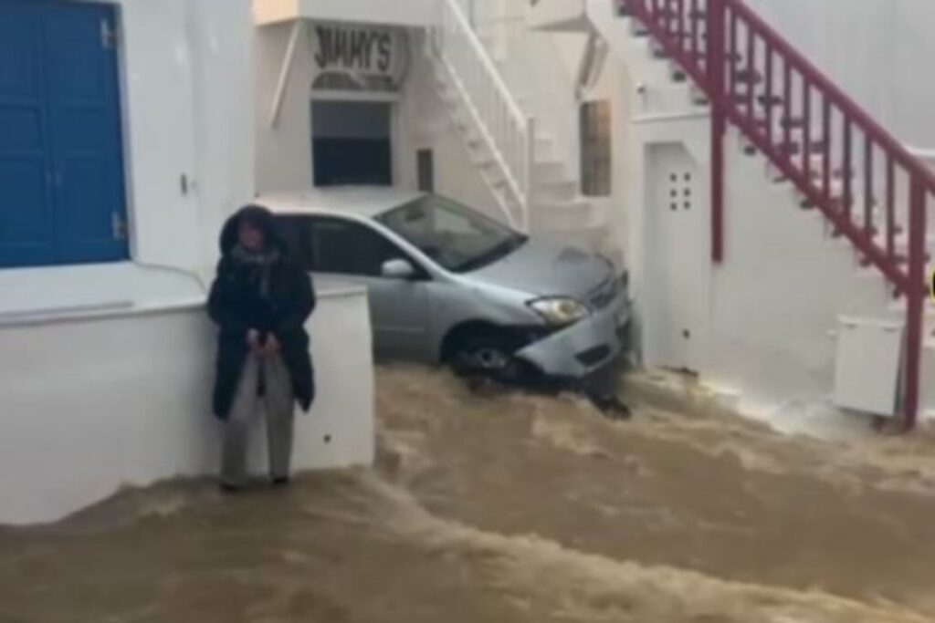 Η κακοκαιρία «χτυπά» τις Κυκλάδες: Πλημμύρες, παρασυρμένα οχήματα και καταστροφές σε Πάρο, Μύκονο και Σύρο [βίντεο]