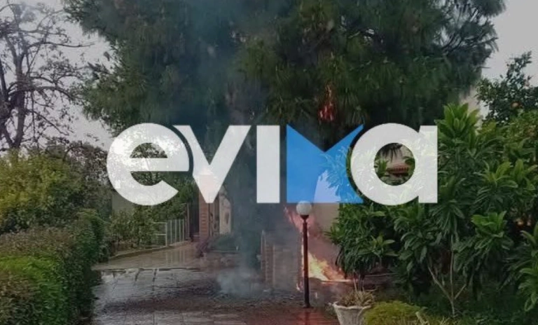 Εύβοια: Κεραυνός έπεσε σε αυλή σπιτιού λόγω κακοκαιρίας – Ξέσπασε φωτιά [εικόνες]