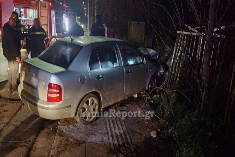 Λαμία: Αυτοκίνητο έπεσε σε τοίχο και λαμπάδιασε – Στο νοσοκομείο 2 άτομα [βίντεο]