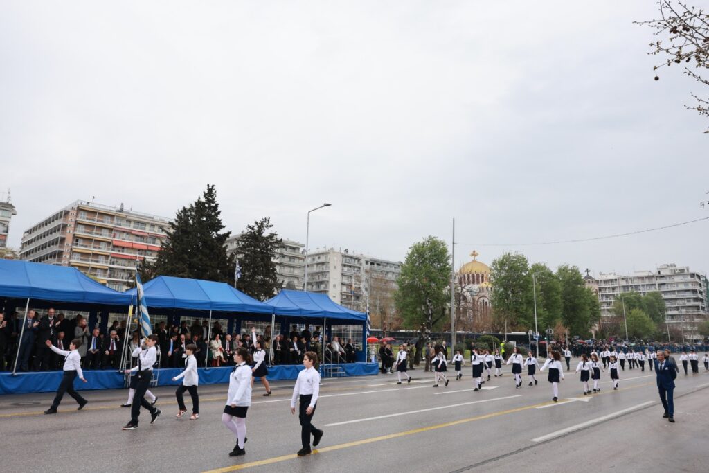 Θεσσαλονίκη: Ξεκίνησε με περηφάνεια και τιμή η μαθητική παρέλαση [Βίντεο]