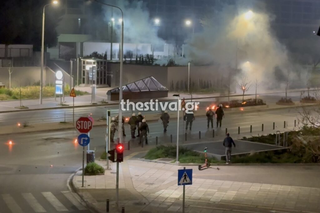 Θεσσαλονίκη: Βίντεο από τη στιγμή που κουκουλοφόροι πετούν μολότοφ στο Μετρό
