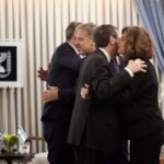 Συγκινητική στιγμή: Παρόντες στη συνάντηση Μητσοτάκη-Χέρτσογκ οι γονείς του αδικοχαμένου Ίωνα Καρούση