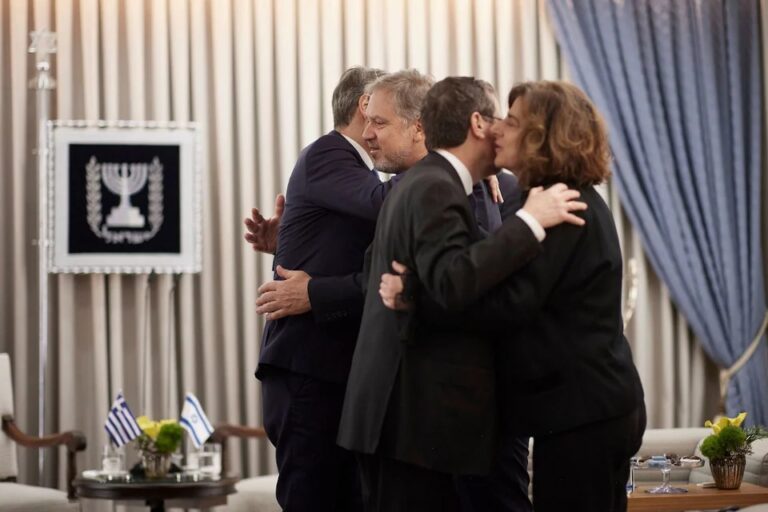 Συγκινητική στιγμή: Παρόντες στη συνάντηση Μητσοτάκη-Χέρτσογκ οι γονείς του αδικοχαμένου Ίωνα Καρούσ