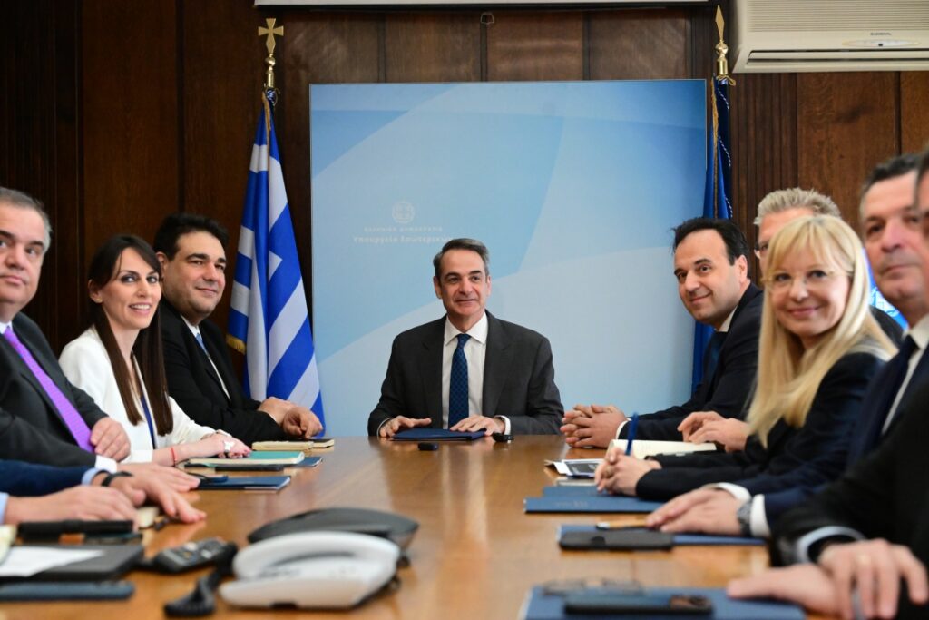 Στο υπουργείο Εσωτερικών ο Κυριάκος Μητσοτάκης – Σε εξέλιξη σύσκεψη με Λιβάνιο και Παπαστεργίο