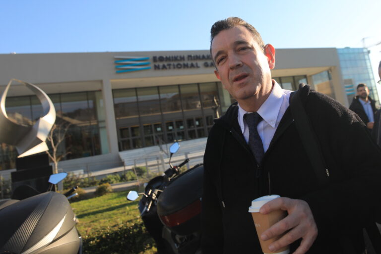 Νίκη Συνεχίζεται η διαμάχη ανάμεσα στην Εθνική Πινακοθήκη και τον Νίκο Παπαδόπουλο μετά τους βανδαλισμούς του πρώην πλέον βουλευτή της Νίκης