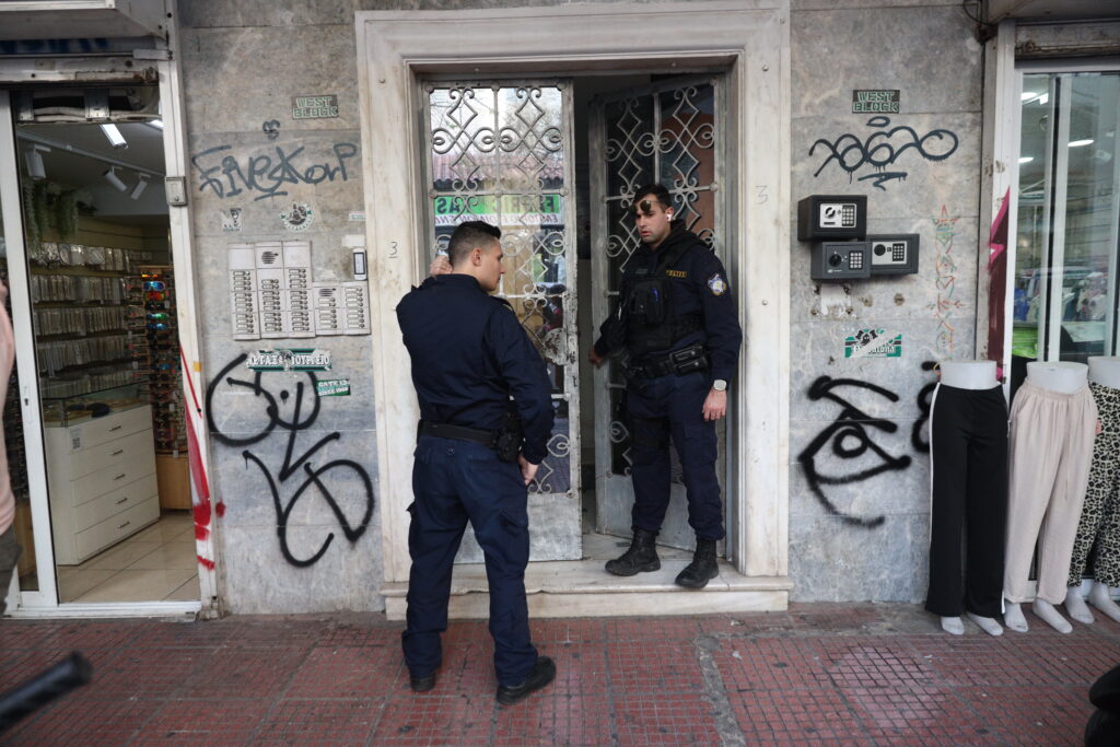 Ομόνοια: Τι εξετάζει η ΕΛΑΣ για τον νεκρό άνδρα που βρέθηκε δεμένος χειροπόδαρα και με σακούλα στο κεφάλι
